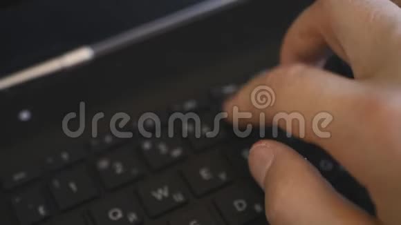 笔记本电脑键盘输入笔记本电脑手指视频的预览图