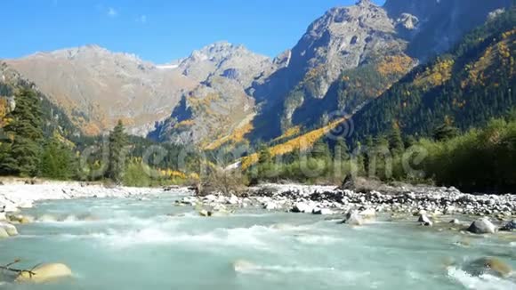 山脉河流岩石视频的预览图