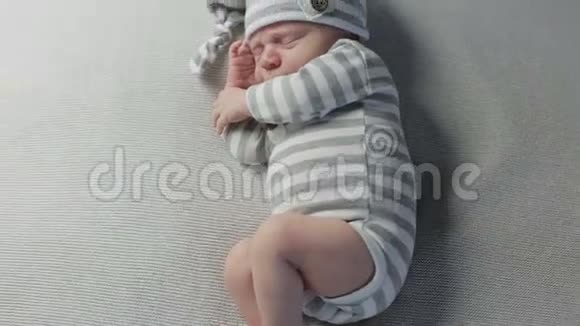 婴儿在睡梦中咳嗽视频的预览图
