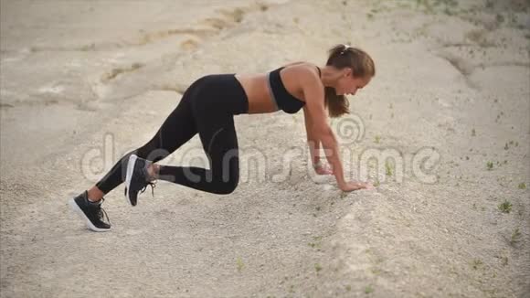 运动的女人在户外锻炼视频的预览图