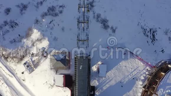 雪山冬季度假胜地滑雪缆车提供滑雪者空中观景视频的预览图