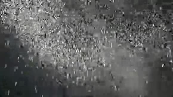 阳光透过喷射的水滴照射视频的预览图