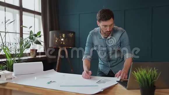 建筑师用旋转工具和铅笔绘制蓝图关闭男性建筑师在工作只有手拿尺子视频的预览图