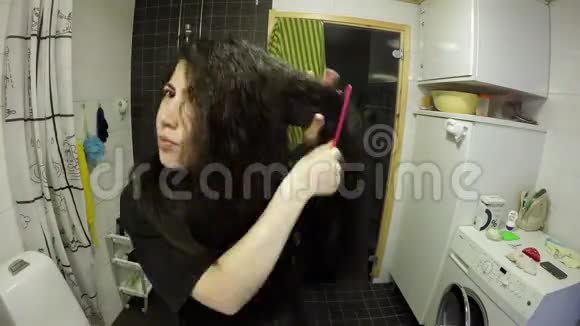 女孩做头发矫直视频的预览图