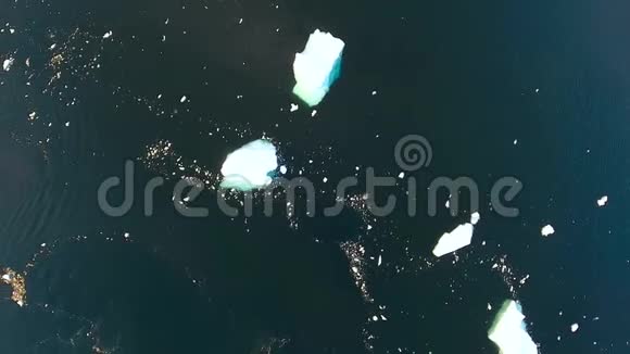 无人机远离冰山和冰块安德列夫视频的预览图