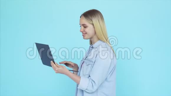 聪明漂亮的女孩用笔记本电脑视频的预览图