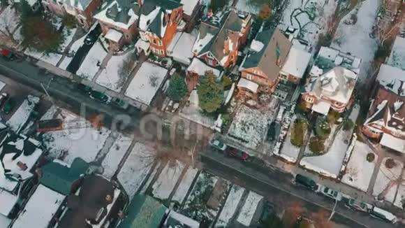 在降雪后拍摄了多伦多附近的飞机视频的预览图