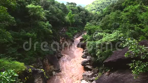 美丽的自然与大岩山和河流在奥布郎国家公园清迈泰国视频的预览图