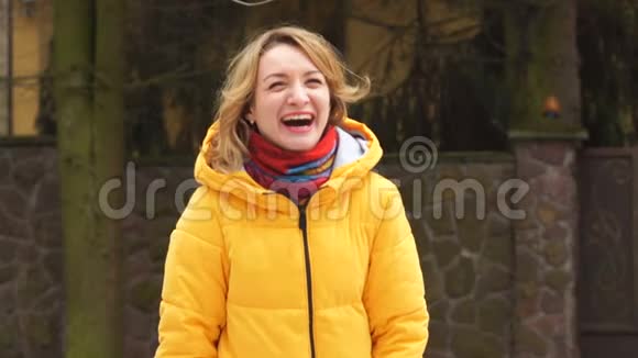 一个3040岁的美女真诚地笑她穿着一件亮黄色的夹克和一条红领巾视频的预览图