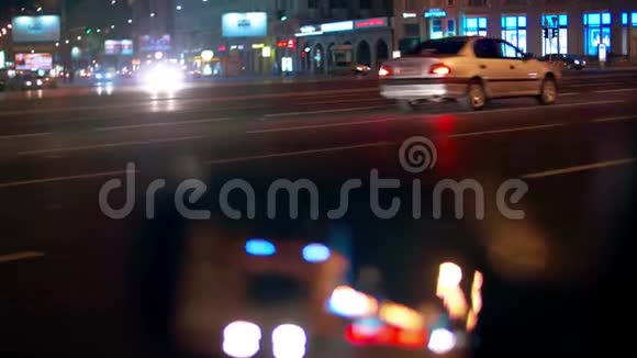 夜间城市灯光及交通背景车侧镜反射视频的预览图