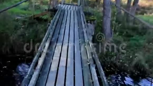 在木桥上行走水在桥下流动视频的预览图