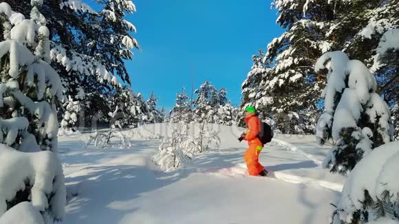 摄影师在户外拍摄冬季雪景视频的预览图