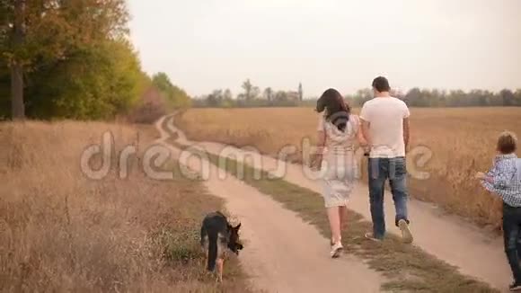 一家人和一只狗在户外散步视频的预览图
