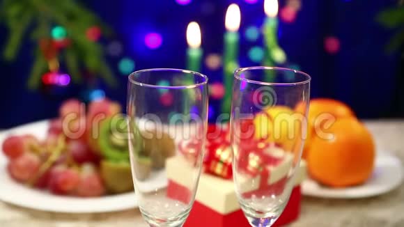 桌上放着礼物Shompanskoe在带着祖国的新年背景往眼镜里倒视频的预览图