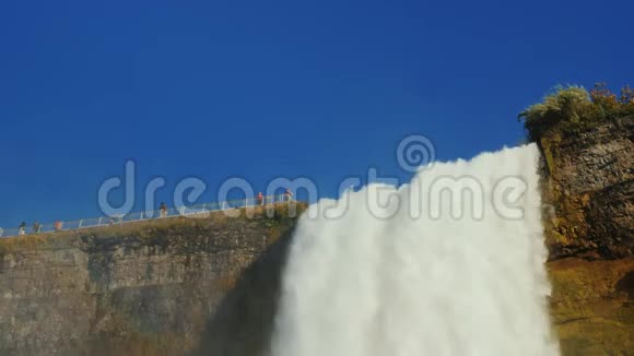 尼亚加拉瀑布的水流从一个巨大的高度下降低角度4K10位视频视频的预览图