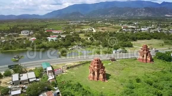 现代乡村中的古佛寺鸟瞰视频的预览图