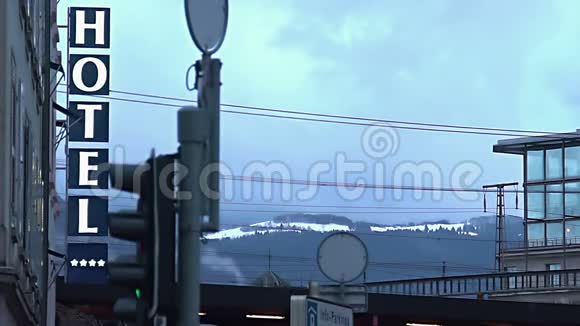 酒店标志城市街道雪山岭在地平线上受欢迎的滑雪胜地视频的预览图