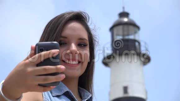 女孩游客自拍在灯塔视频的预览图