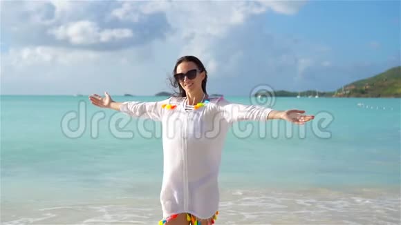 年轻漂亮的女人在海滩上玩得很开心加勒比海海滨女孩的后景流动人口视频的预览图