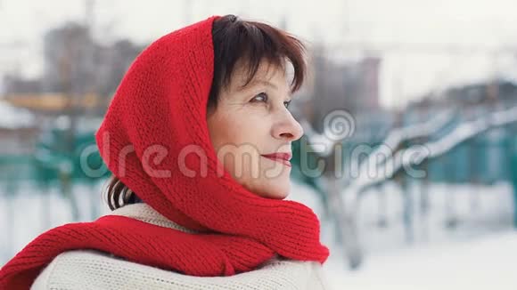 冬季老年妇女肖像视频的预览图