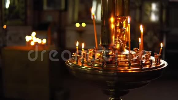 带有燃烧蜡烛的金色烛台视频的预览图
