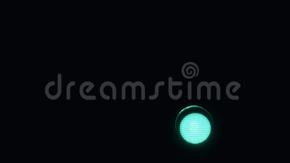 在夜街的黑暗中绿灯变成了红色视频的预览图