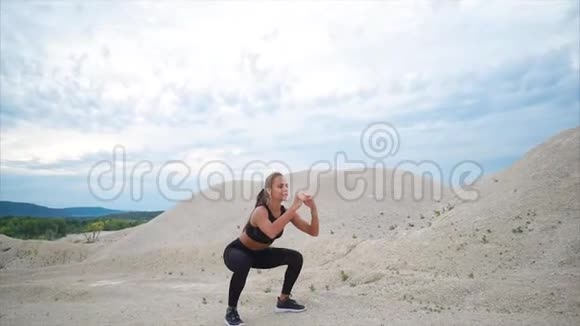 在城外锻炼时蹲着锻炼的女孩视频的预览图