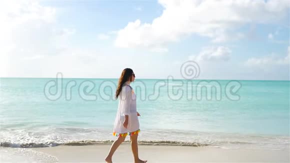 年轻漂亮的女人在海滩上玩得很开心加勒比海海滨女孩的后景流动人口视频的预览图
