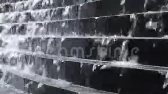 市中心喷泉关闭水落在黑石上视频的预览图