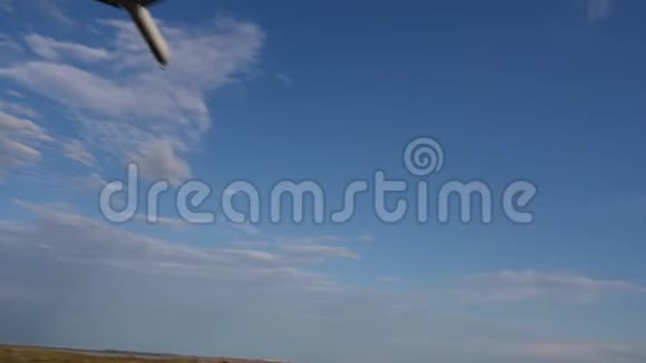 飞机在蓝天飞行降落在机场视频的预览图