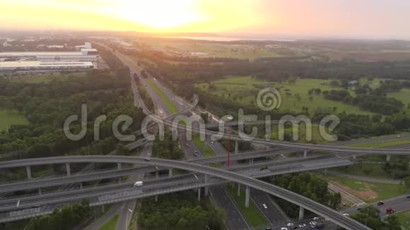 公路立交桥道路和匝道系统视频的预览图