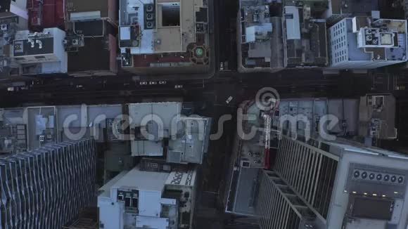 城市街道和建筑物的鸟瞰图视频的预览图