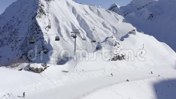 冬季滑雪和滑雪板雪山滑雪场无人驾驶飞机景观滑雪电梯视频的预览图