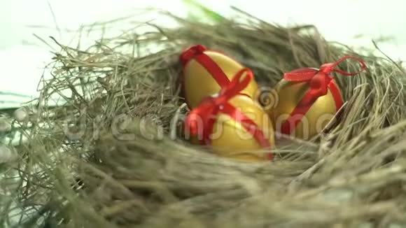 彩蛋和红色包装纸躺在巢里视频的预览图