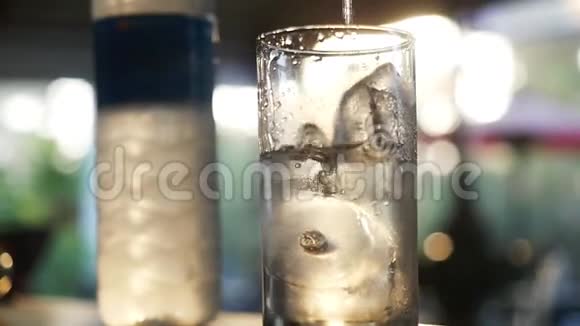 水慢慢地倒在玻璃里饮料中的冰块慢动作1920x1080视频的预览图