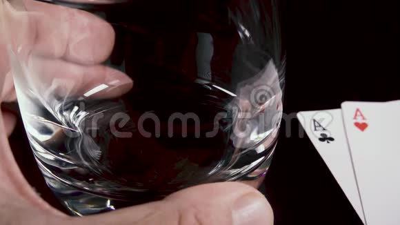 慢动作烈性酒倒入杯子里打牌视频的预览图