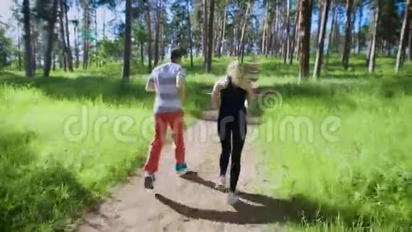 有配偶在上坡路上跑女人厌倦了长跑丈夫支持女人夫妇视频的预览图
