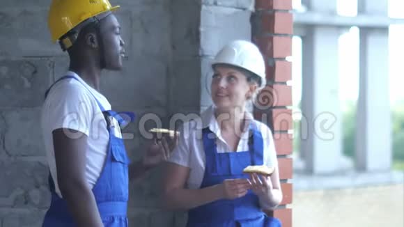 建筑工人休息吃三明治聊天视频的预览图