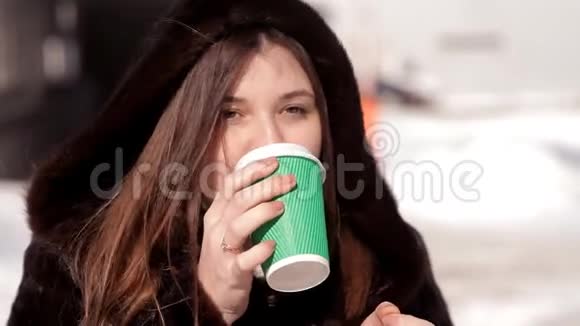 冬天在街上喝咖啡的冻女孩视频的预览图