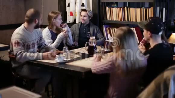六个时髦的学生朋友在咖啡馆交流视频的预览图