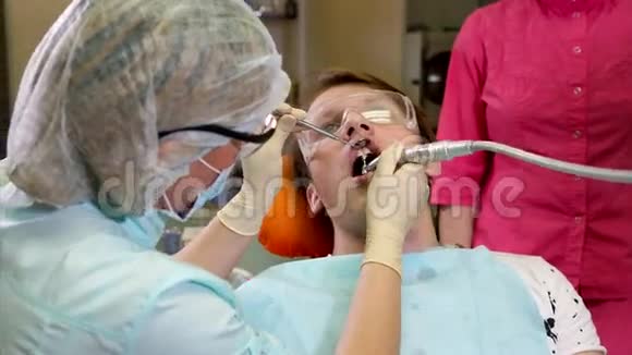 正骨桥治疗口腔护理病人的牙齿视频的预览图