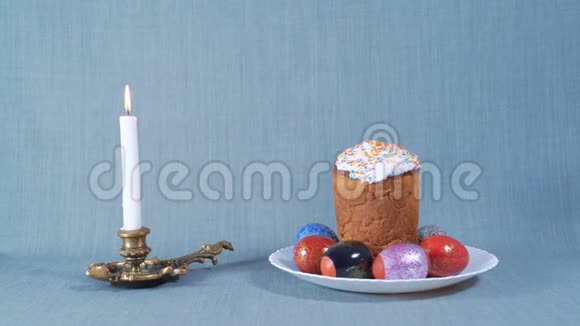 复活节安排复活节在白色盘子与染蛋附近燃烧白色蜡烛视频的预览图