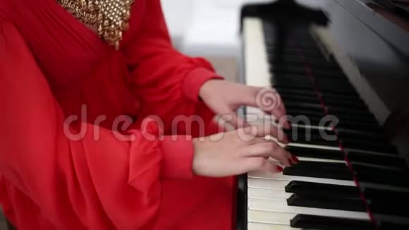 穿红色衣服的女人用白色的大号钢琴弹奏视频的预览图