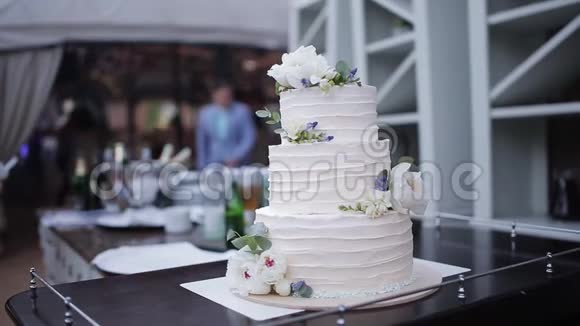 美丽的婚礼蛋糕展示在桌子上客人在后台跳舞视频的预览图