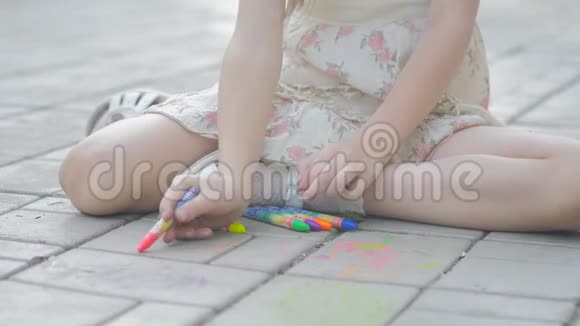 可爱的小女孩在外面画粉笔视频的预览图