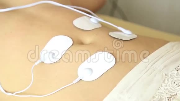 女性身体的专业电疗在电流的影响下肌肉收缩特写视频的预览图