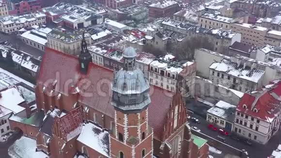 鸟瞰克拉科夫历史中心教堂冬季瓦维尔皇家城堡以不同的速度拍摄正常视频的预览图