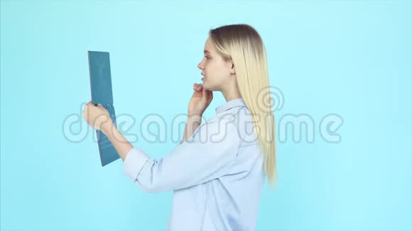聪明漂亮的女孩用笔记本电脑视频的预览图