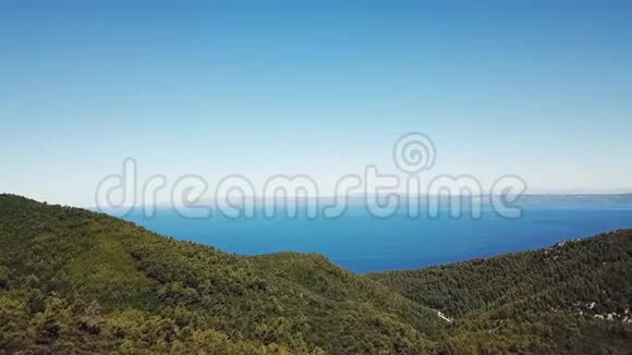 克罗地亚令人惊叹的海湾和蓝海的空中镜头视频的预览图