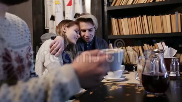 可爱的少女情侣在咖啡馆拥抱视频的预览图
